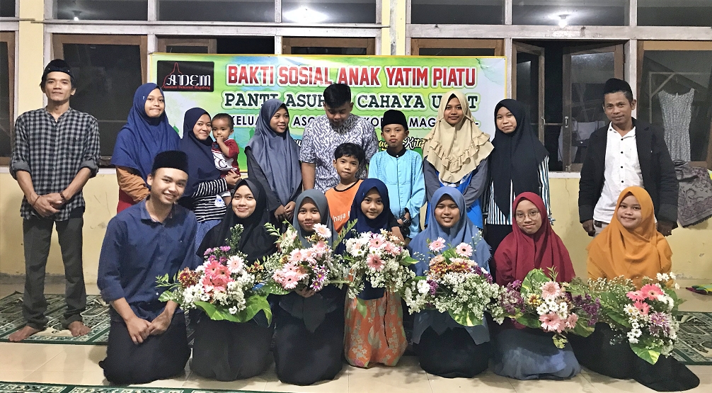 Keluarga ADEM saat foto bersama selepas buka puasa bersama dengan anak-anak yatim piatu