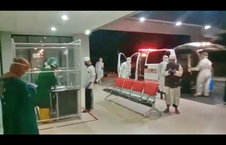 NEWS: Beberapa pasien positif dari klaster gowa warga Magelang saat tiba di RS Merah Putih untuk menjalani isolasi