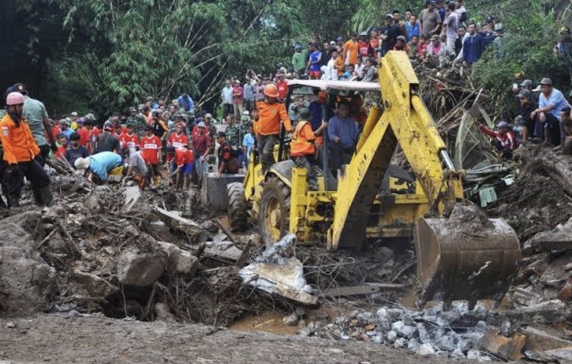 Proses Evakuasi dan pencarian korban Banjir Bandang di Dusun Nipis Desa Sambungrejo grabag magelang 2017