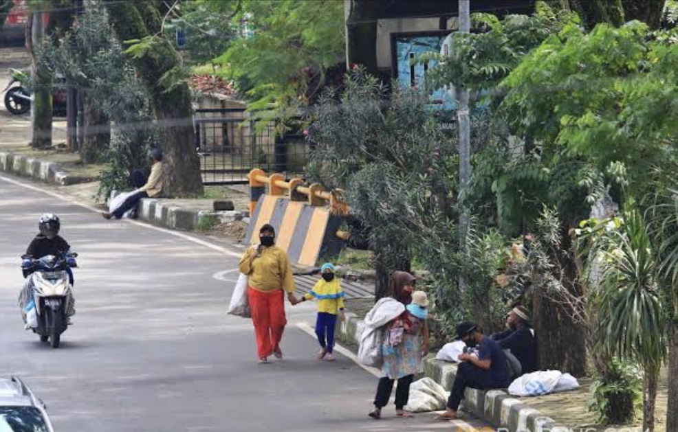 Marak, Kemunculan Manusia Karung dan Gerobak