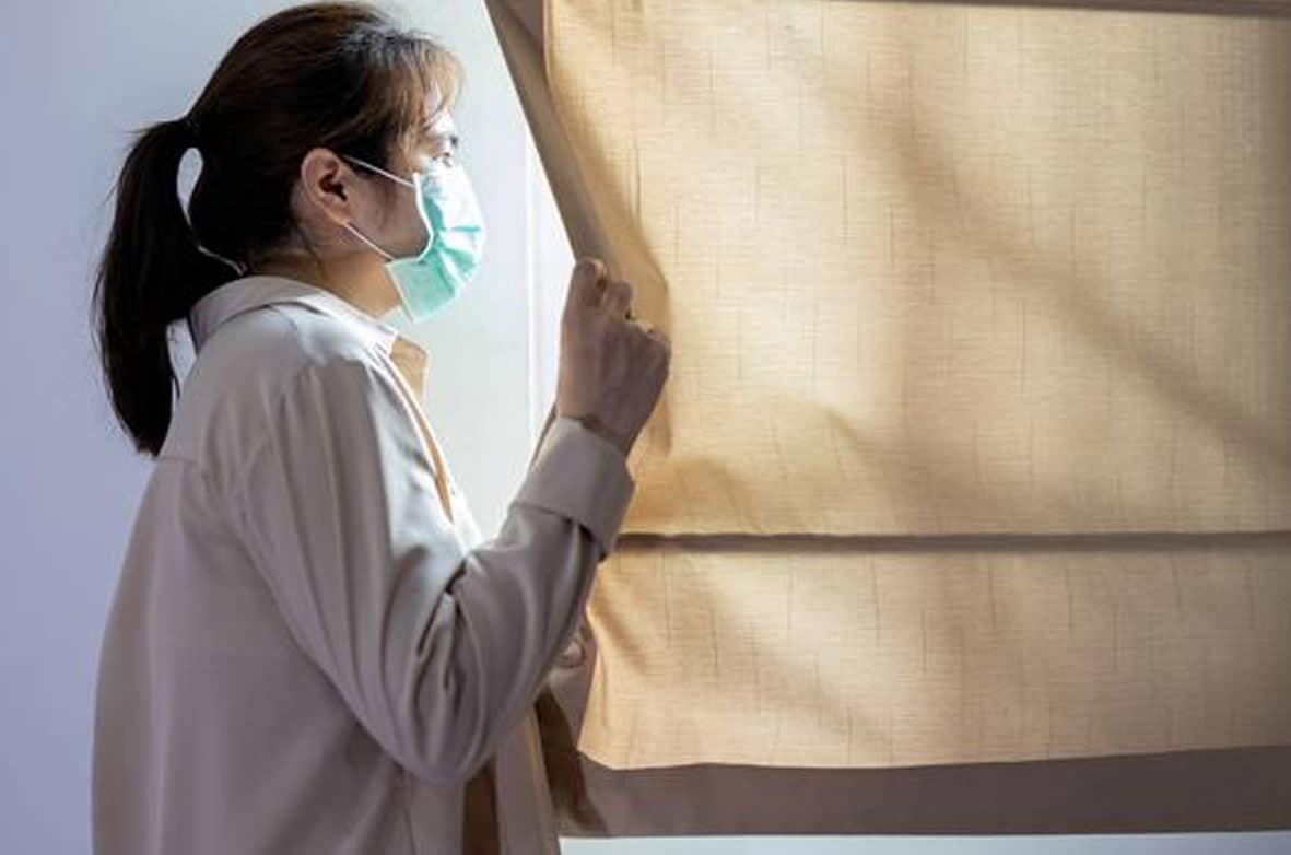 ILUSTRASI : Seorang pasien sedang menjalani isolasi mandiri (Foto: Internet)