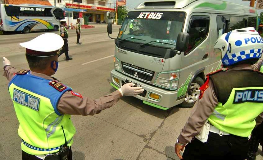 Petugas jajaran Polda DIY pinta putar balik arah kendaraan pemudik