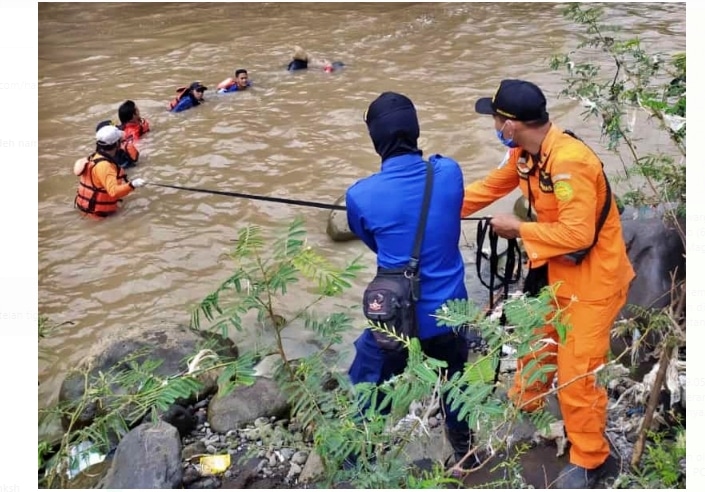 Tim Gabungan saat mengevakuasi mayat warga Secang yang jadi korban laka air (6/5/2020)-(Foto: Damkar Kota Magelang)
