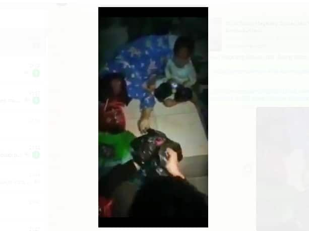 SS : Video viral seorang balita menunggui ibunya meninggal dunia di emperen toko