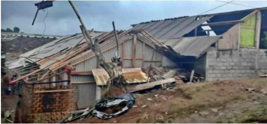 Salah satu rumah warga rusak bagian atap saat angin melanca area Pakis (27/5/2020)-(Foto: Istimewa)