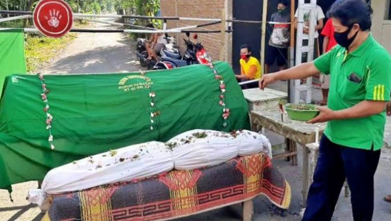 HOROR : Keranda dan pocong jaga pintu masuk kampung yang diportal (27/5/2020)-(Foto: Istimewa)