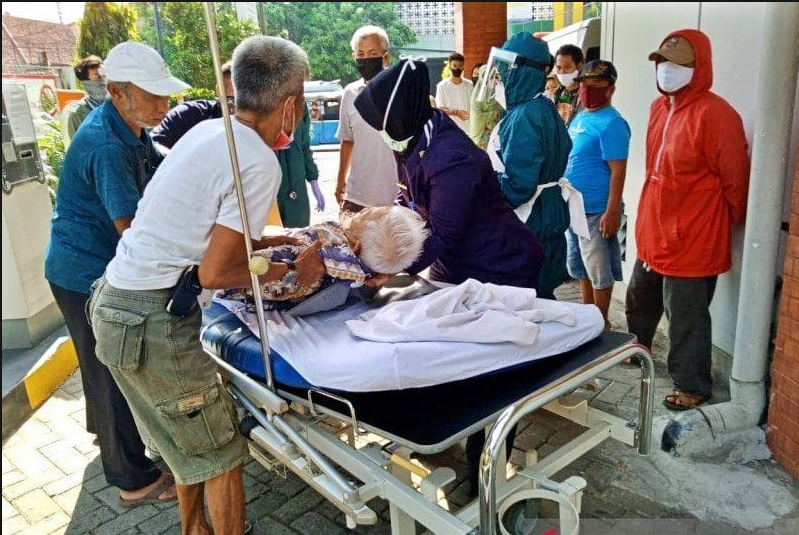 Seorang Kakek berstatus PDP saat dievakuasi petugas setelah nekat melompat dari gedung lantai 4 rumah sakit (17/5/2020)-(Foto: Istimewa)