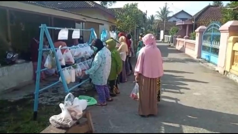 NEWS' Warga Kauman Salaman saling berbagi Jogo Tonggo di tengah Pandemi Covid-19 dengan kantong plastik berisi sembako digantungkan