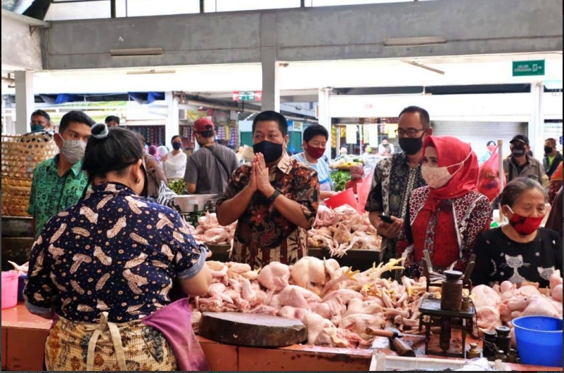 NEWS: Wali Kota Magelang didampingi Wakilnya saat mengunjungi pasar rejowinangun (21/5/2020)-(Foto: Humas Pemkot)