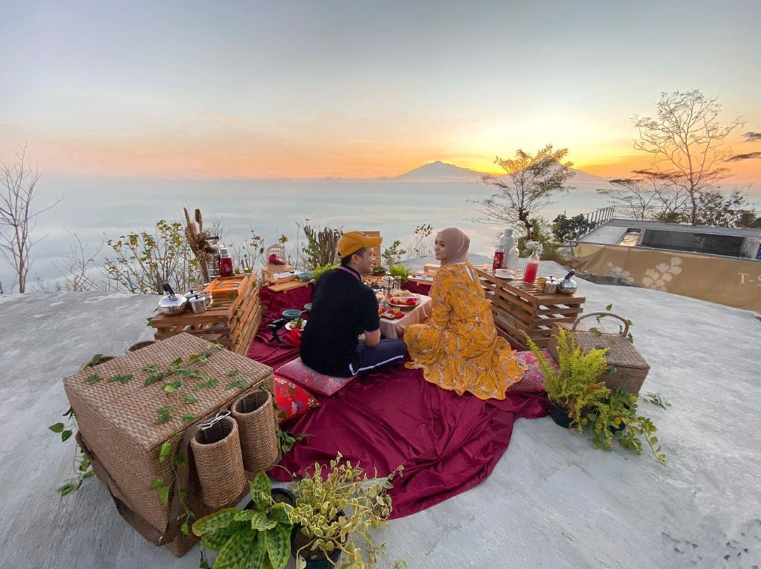 Artis Rezky Adhitya dan Citra Kirana sarapan di atas awan Magelang (23/10/2020)-(Foto: Dok @CitraKirana )