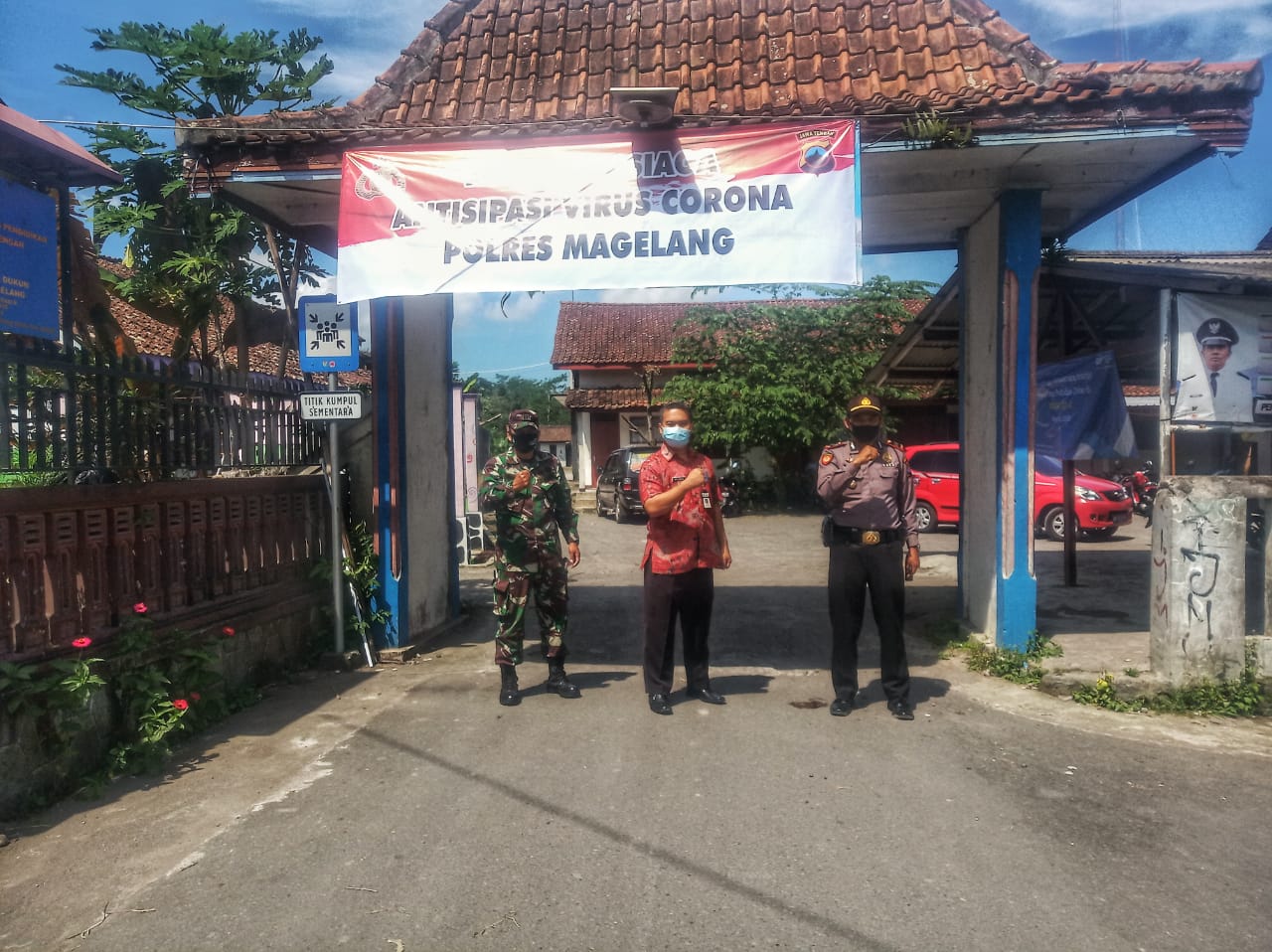 Kapolsek,, Danramil, dan Camat Dukun Foto bersama di pintu masuk Kampung Siaga Covid-19 (4/6/2020)-(Foto: bsn)