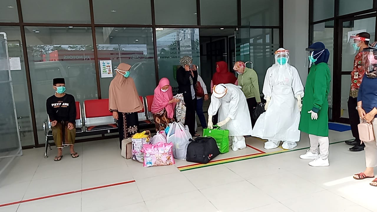 Proses pemulangan 7 pasien pasien positif covid-19 yang sembuh di Rumah Sakit Merah Putih (11/6/2020)-(Foto: Istimewa)