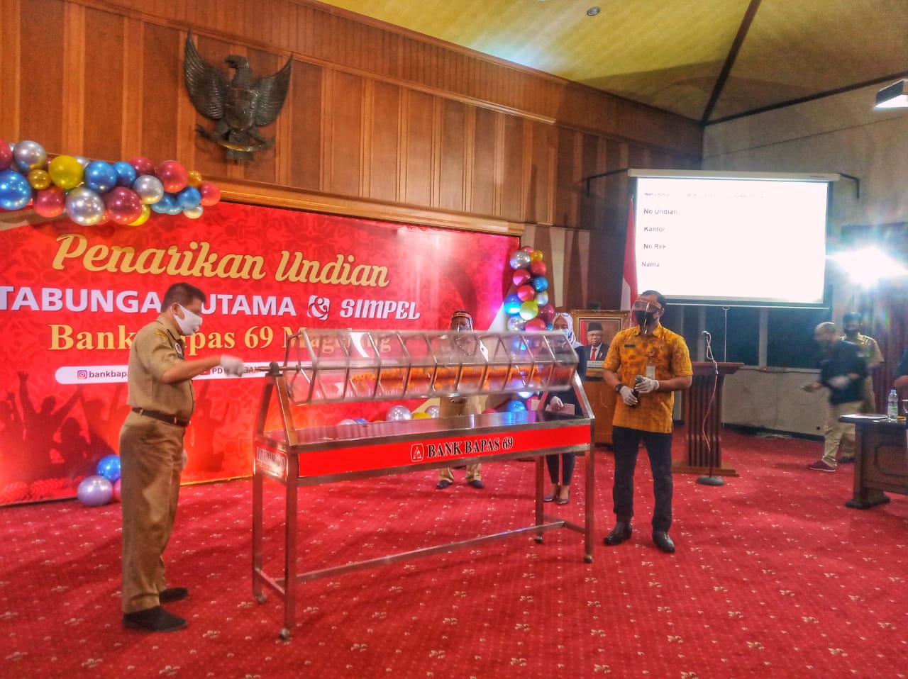 Plt Kabag Perekonomian Pemkab Magelang Drs Agung Nugroho saat memutar undian mobil (16/6/2020)-(Foto: bsn)