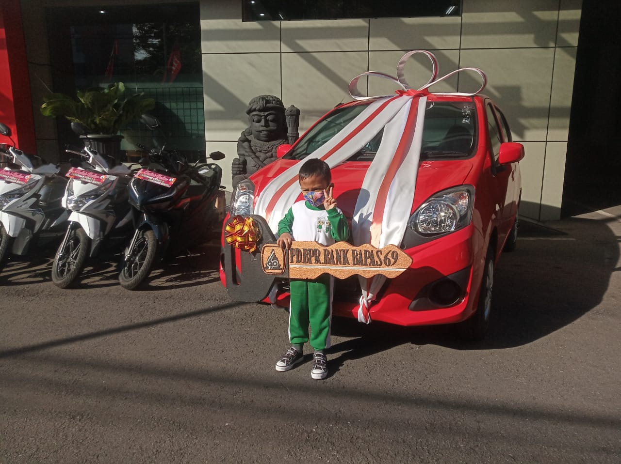 Givon Ghaalib Abiwara anak Paud yang mendapat mobil dari undian Bank Bapas 69 Magelang (23/6/2020)-(Foto: bsn)