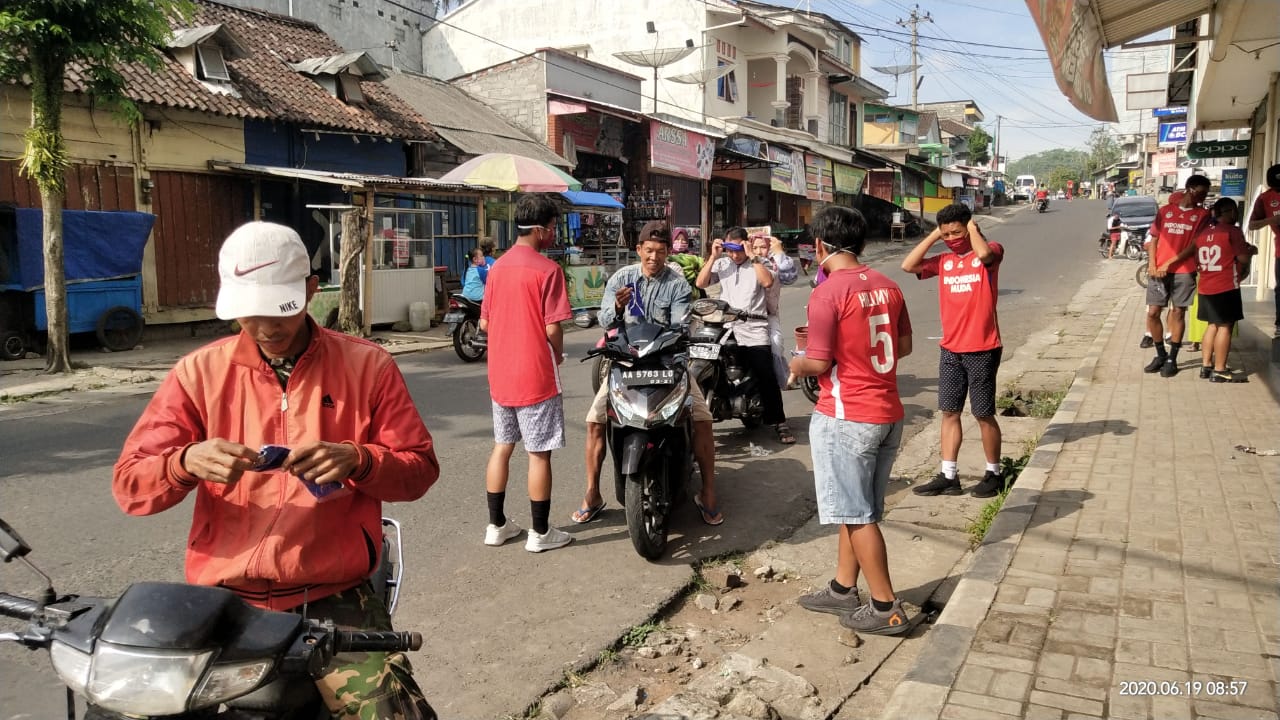 Pemain Diklat Indonesia Muda Magelang bagi-bagi masker di Grabag (19/6/2020)-(Foto: Istimewa)
