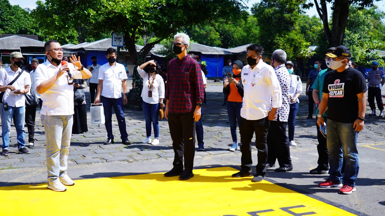 Ganjar Pranowo saat mendengarkan konsep new normal di Candi Borobudur (10/6/2020)-(Foto; Dok Ganjar)