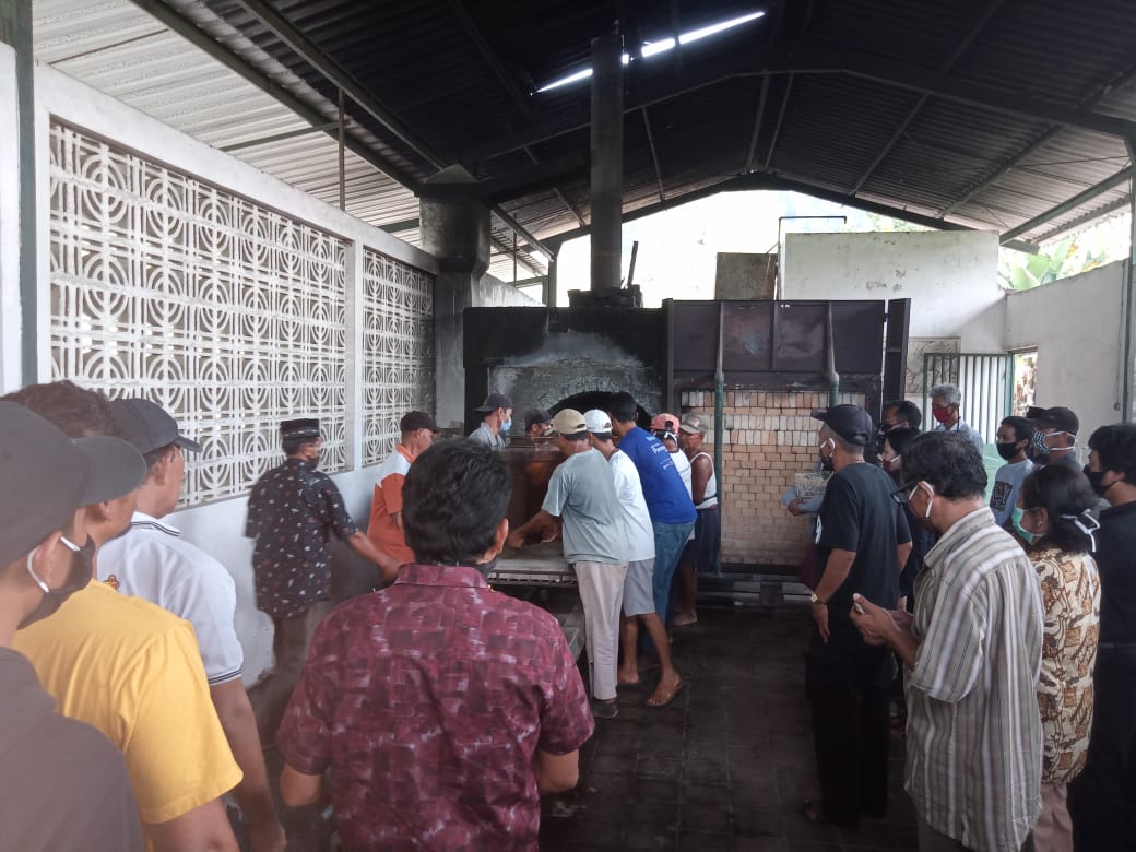 Proses Kremasi jenazah warga Salam korban laka laut di Pantai Kebumen (18/6/2020)-(Foto: Istimewa)