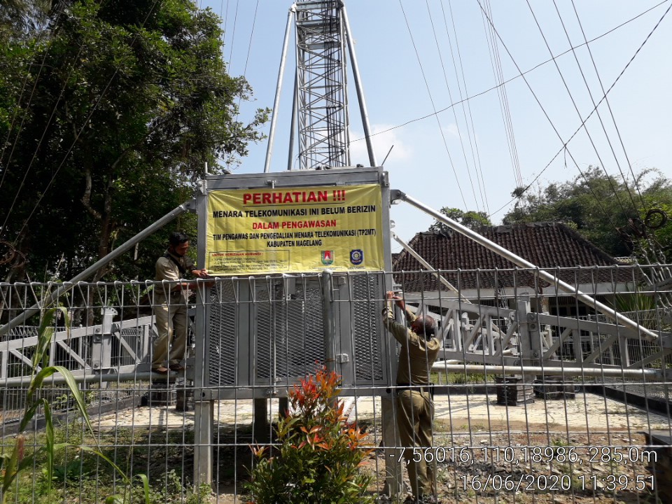 Satpol PP Kabupaten Magelang memasang benner peringatan di lokasi tower atau menara telekomunikasi yang tidak berijin (22/6/2020)-(Foto: Istimewa)
