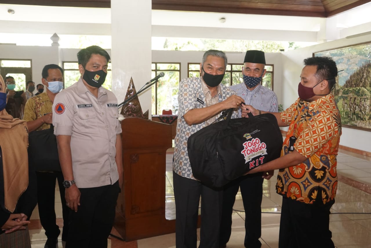 Anggota DPRD Provinsi Jawa Tengah secara simbolis berikan paket jogo tonggo KIT ke Pemkab Magelang (26/6/2020)-(Foto-Istimewa)