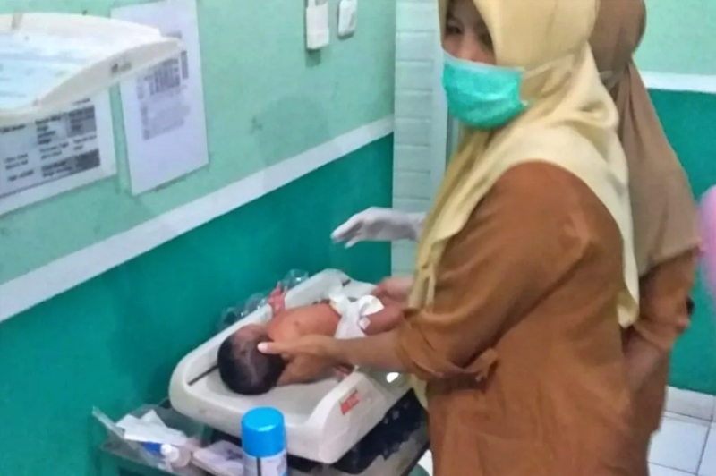 Tenaga Medis saat melakukan perawatan terhadap bayi perempuan yang dibuang di pinggir jalan di Sleman (14/6/2020)-(Foto: Istimewa)