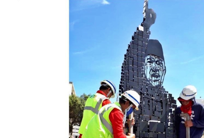 Patung Bung Karno dalam tahap pemasangan dan penyesuaian di sebuah negara di Benua Afrika
