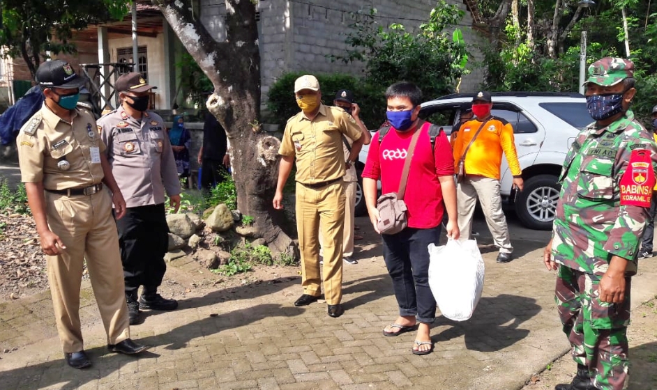 Forkompincam bersama warga sambut kepulangan pasien covid-19 asal Jamus Ngluwar yang dinyatakan sembuh (23/6/2020)-(Foto: Istimewa)