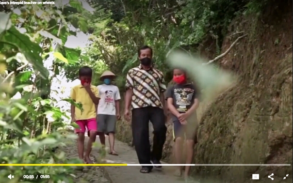 Guru bernama Henrikus Suroto saat berjalan kaki ke rumah muridnya di daerah terpencil di Magelang (Foto: SS Video)