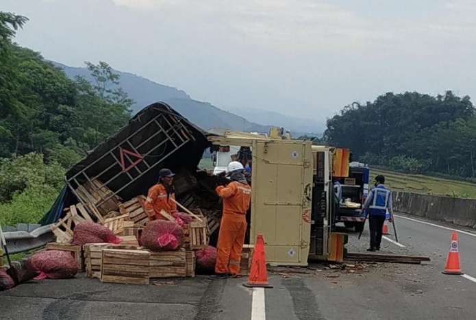 Truk vs Truk di Tol Bawen, Satu Sopir Tewas