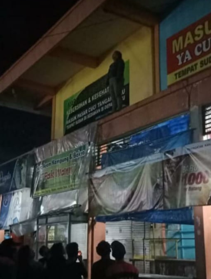 Seorang perempuan nekat akan bunuh diri atap pasar Grabag (3/6/2020) -(Foto: Grabag Nyenik)