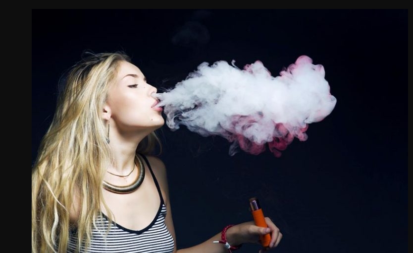 Ilustrasi seseorang menghisap vape atau rokok elektrik