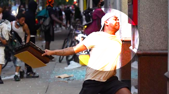 ANARKIS: Seorang pemuda kelahiran Jawa dengan tato peta Indonesia tertangkap kamera saat mengikuti demo atas kematian George Floyd di Philadelpia, Amerika Serikat. (Sumber Instagram @rainsfordthegreat)