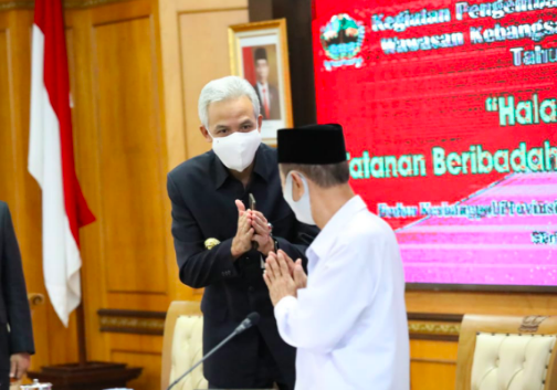 Gubernur Ganjar saat bersalaman tanpa bersentuhan dengan Ketua MUI Jateng, Rabu (3/6). (Foto: Humas Pemprov Jateng)