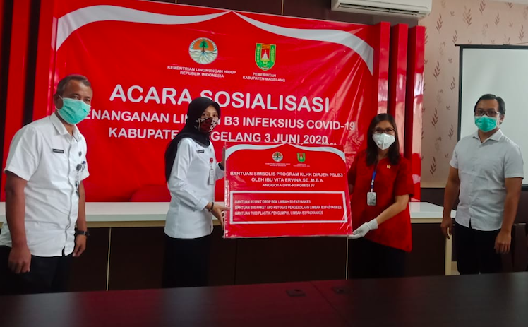 Anggota DPR RI Vita Ervina (busana merah) menyerahkan sejumlah bantuan kepada RSUD Merah Putih Blondo, Rabu (3/6). (Foto: mta)