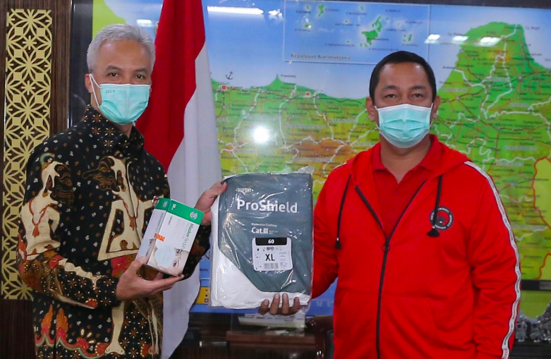 SOLID: Gubernur Ganjar saat menerima bantuan 1.000 Masker dari TMP yang diwakili ketua TMP Jateng Hendrar Prihadi, Sabtu (27/6). (Foto: internet)