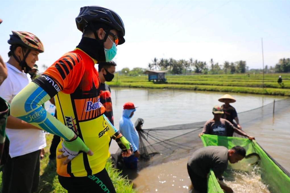 PANEN: Gubernur Ganjar menengok panen ikan Arwana yang dibudidayakan masyarakat Desa Menayu di Kecamatan Muntilan, Minggu (28/6). (Foto: humas pemprov jateng)