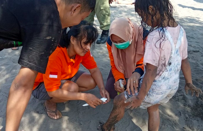 DIOBATI: wisatawan pantai di kawasan Gunungkidul Jogjakarta disengat ubur-ubur, Minggu . (Foto: ilustrasi)
