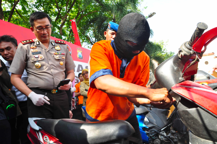 Gambar ilustrasi reka adegan pencurian kendaraan bermotor. (Foto: internet)