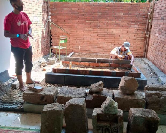 KUNO: Warga menemukan belasan batuan candi saat membongkar makam Ki Bagus Gunung. (Foto: internet)