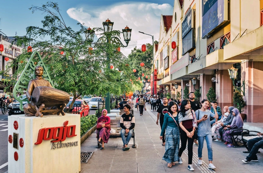 ILUSTRASI : Kawasan Malioboro ramai pejalan kaki, pesepeda dan orang nongkrong (Foto: Internet)