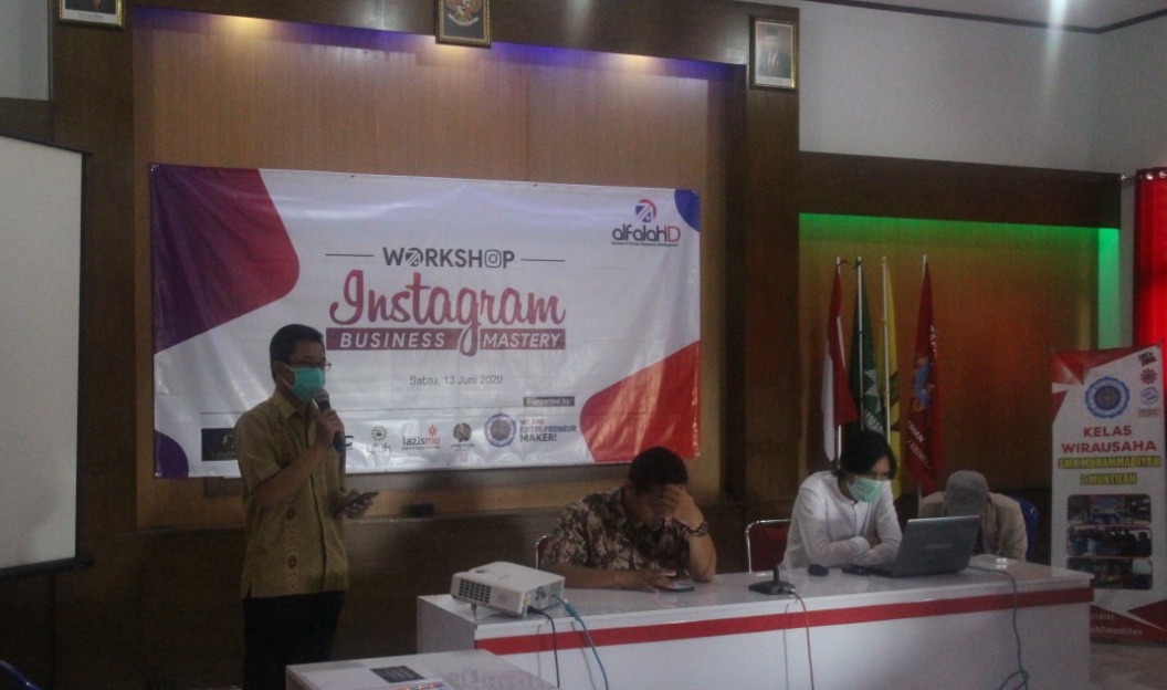 Ketua PD Pemuda Muhammadiyah Kabupaten Magelang Novi Setiaji Panuntun (Kiri) sedang menyampaikan sambutan pada pembukaan pelatihan kewirausahaan