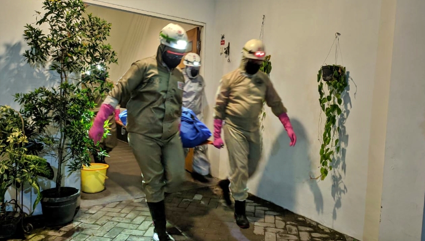 Petugas PMI Kabupaten Sleman saat evkuasi mayat seorang pria dari dalam kosnya (9/6/2020)-(Foto: PMI Kab Sleman)