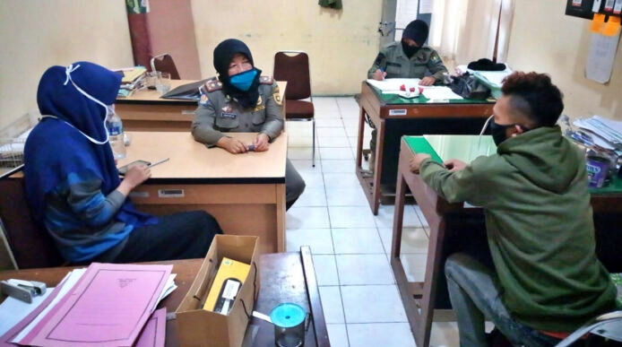 Pasangan pelajar yang tertangkap mesum di hotel saat diintrograsi Satpol PP kemarin (25/6/2020)-(Foto: Istimewa)