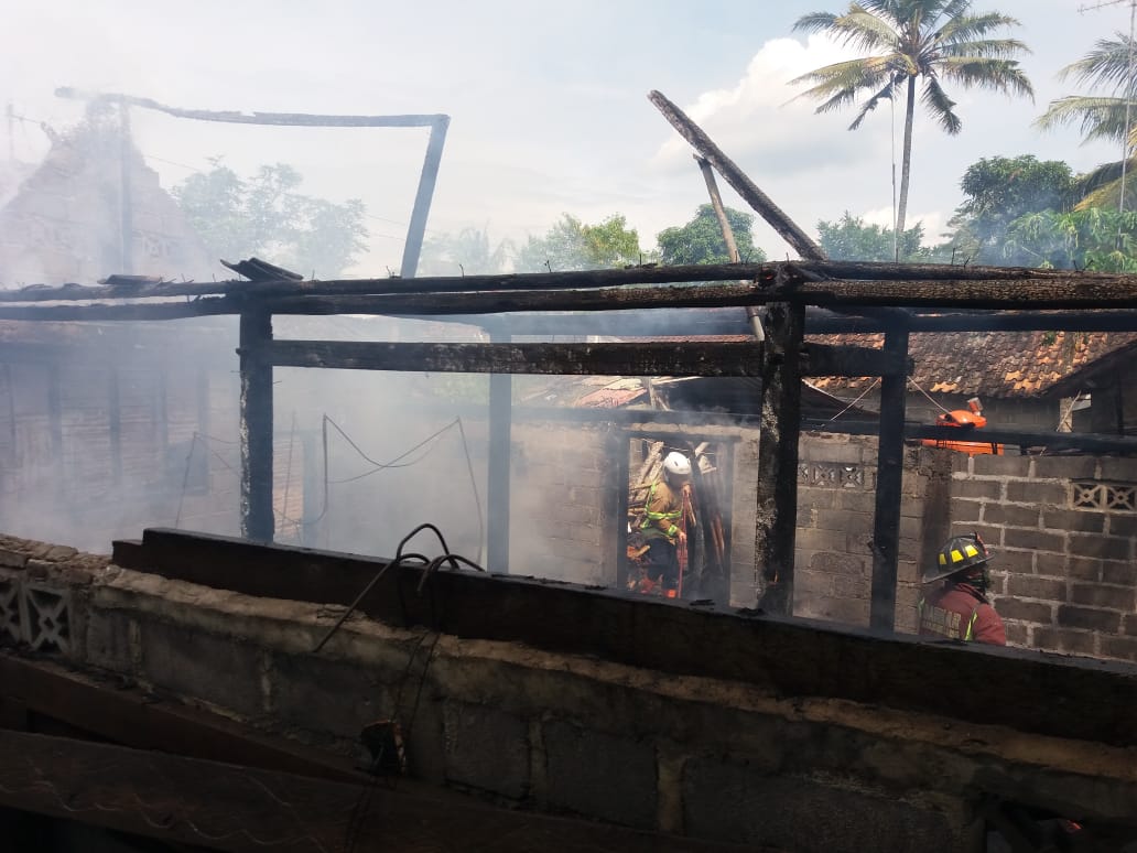 Petugas Damkar saat berupaya melakukan pendinginan di dalam rumah yang terbakar di Muntilan (3/6/2020)-(Foto: Istimewa)
