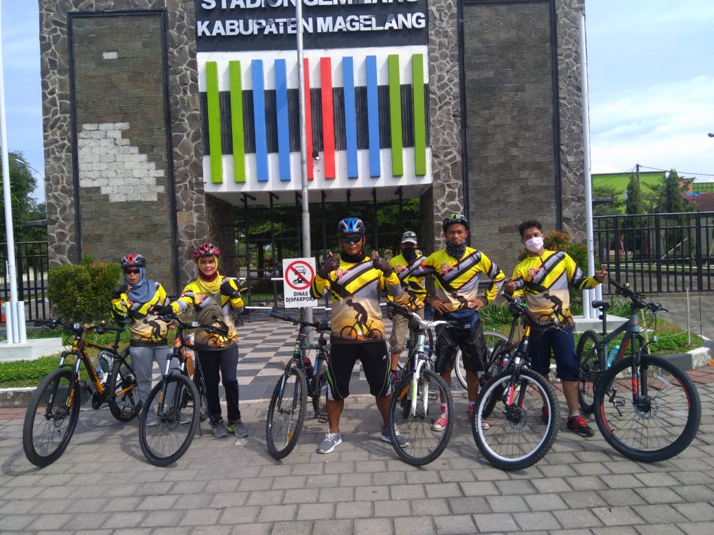 Punasa Gowes Bumirejo Saat foto bersama di depan Stadion Gemilang