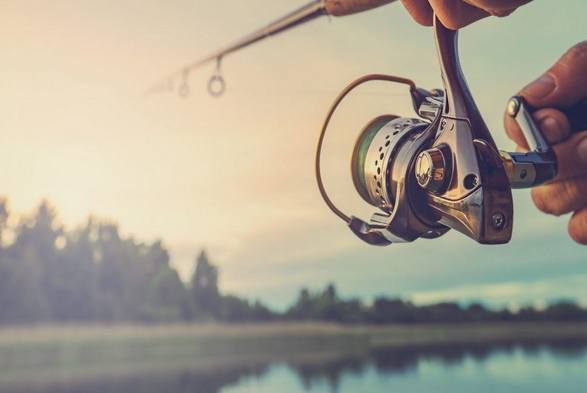 ILUSTRASI : sejumlah warga memancing ikan di Danau Toba (foto : internet)