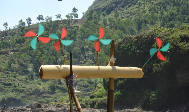 Usia Senja Tak Jadi Penghalang Mbah Siti Jualan Mainan Tradisional