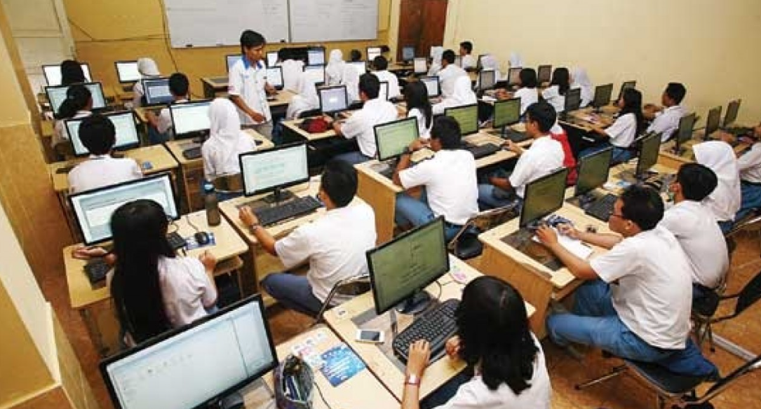 Siswa SMA saat mengikuti KBM diruangan