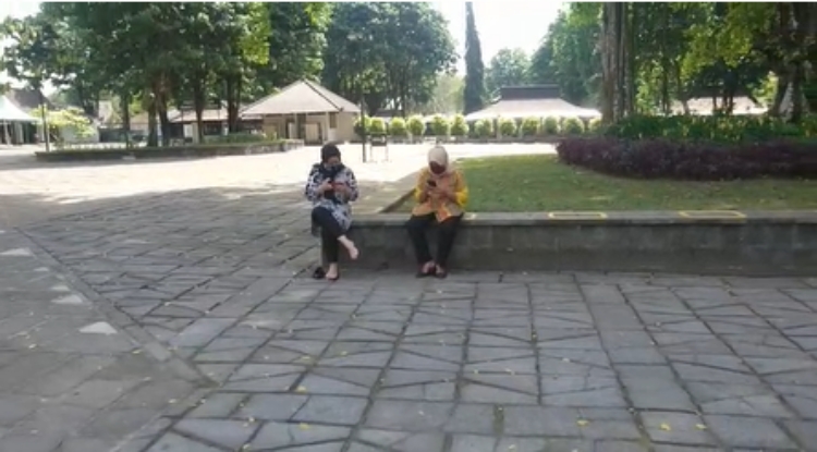 Tampak beberapa pengunjung yang datang ke Taman Wisata Candi Borobudur kemarin (25/6/2020)