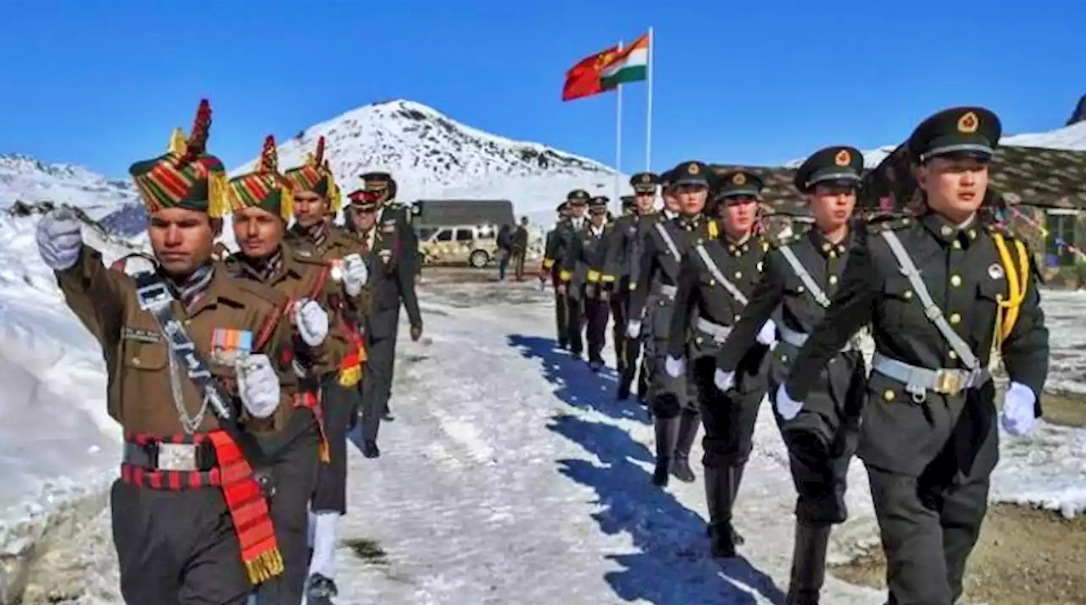 Tampak Tentara China dan India di perbatasan Himalaya. Mereka bentrok dengan batu (Foto: Istimewa)