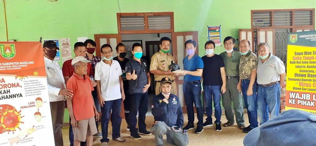 Komunitas Tionghoa Muntilan gelar aksi sosial pemberian sembako (8/6/2020)-(foto: Istimewa)